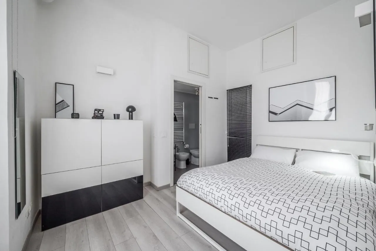 The Minimal Chic Home - Isola District Milan 0*,  Italy